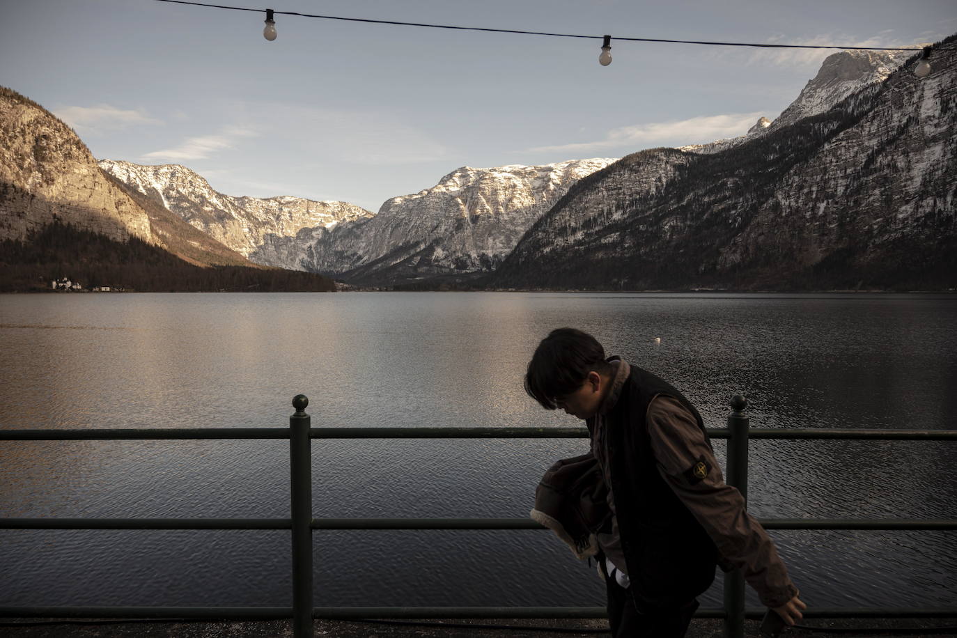 Hallstatt era hace diez años una villa idílica al borde de un lago de ensueño y aún lo sigue siendo, pero de otra manera. Lo que entonces le faltaba al pequeño pueblo austriaco, ahora le sobra. Tiene gente para dar y regalar, la hay por todas partes, tanta que hasta los visitantes se cuelan sin permiso en las casas en busca de un baño que no esté ocupado. En el pueblo residen 778 vecinos pero no lo parece porque apenas se les ve. Su presencia se diluye ante las riadas de personas que transitan por las calles en busca de un lugar vacío donde sacarse una foto mientras decenas de drones sobrevuelan los tejados para obtener imágenes impactantes. Hay turistas que llegan a la localidad convencidos de que se encuentran en un parque temático donde todo es de cartón piedra y todo está a la venta. Otros creen que están recorriendo el auténtico Arendelle, el reino de la película 'Frozen'. Hallstatt es un pueblo de moda, hasta ha sido calificado como «el más 'instagrameable' del mundo», y eso está siendo su ruina.