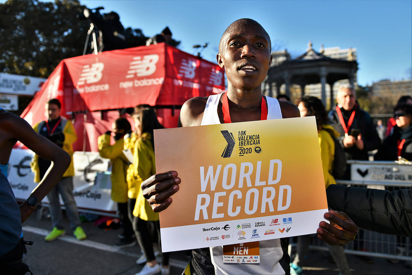Kipruto bate el récord del mundo en las calles de Valencia.