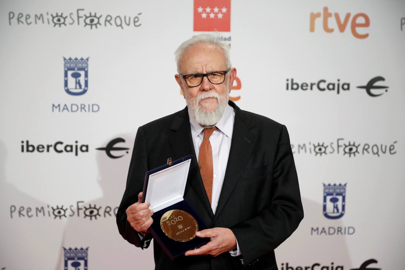 El escritor, director, guionista y productor de cine Gonzalo Suárez posa con la Medalla de Oro, que reconoce toda una trayectoria cinematográfica