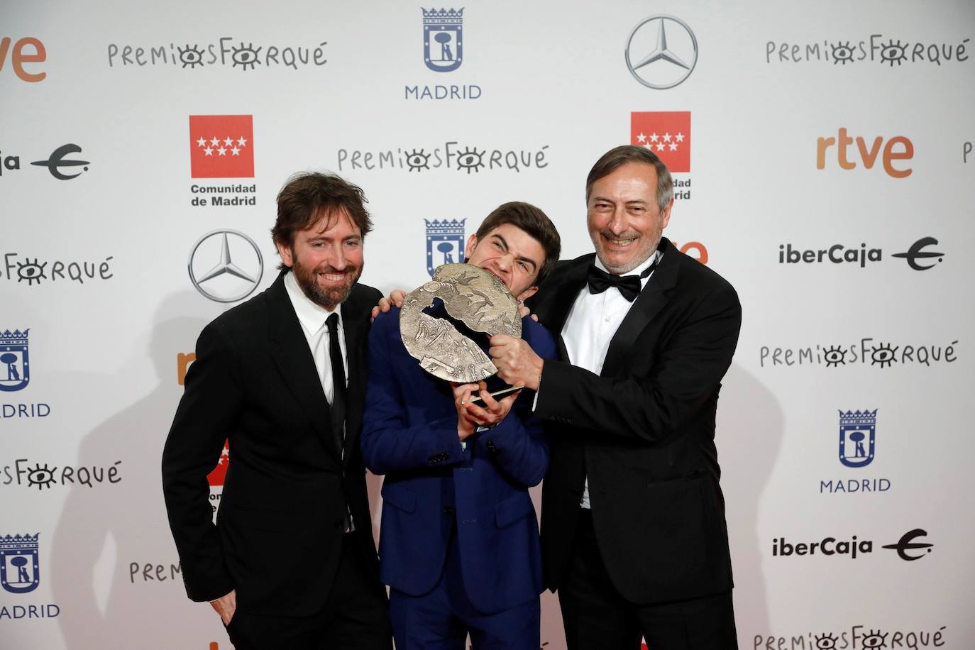 El director Daniel Sanchez Arévalo (izda), el actor Biel Montoro (c), y el productor José Antonio Felez, posan tras recibir el Premio Forqué a la mejor película en Cine y Educación en Valores por "Diecisiete"