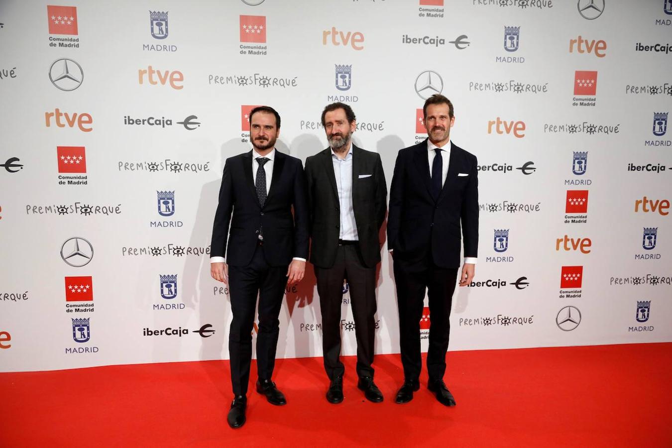 Los directores de "La Trinchera Infnita", Jon Garaño (c), José María Goenaga (dcha), y Aitor Arregi, posan en la alfombra roja.