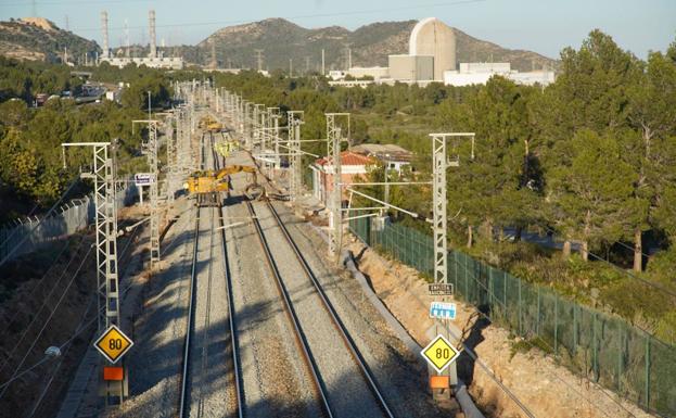 Imagen principal - Tren Valencia - Barcelona | Así avanzan las últimas obras para recortar en 30 minutos el trayecto en tren Valencia-Barcelona