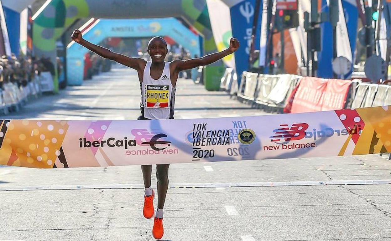 Kipruto llega a meta en la 10K Valencia Ibercaja de este domingo en Valencia.