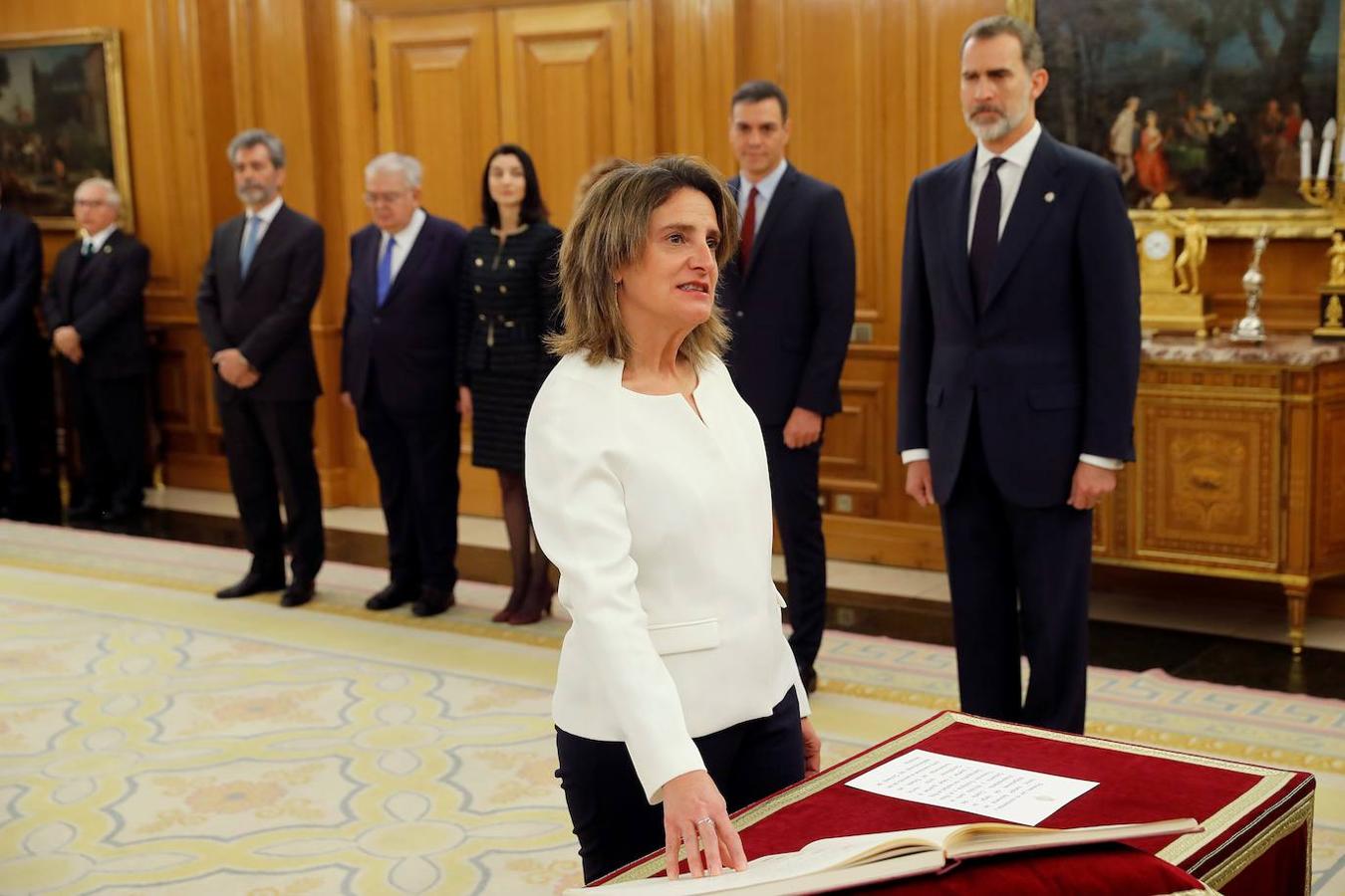 La vicepresidenta de Transición Ecológica y Reto Democrático, Teresa Ribera, promete su cargo ante el rey Felipe VI.