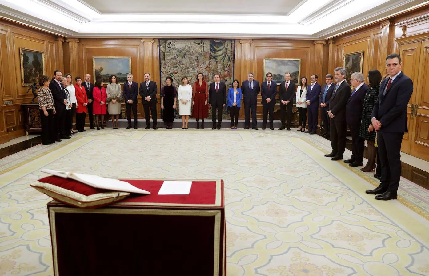 Los ministros del nuevo Gobierno momentos antes de jurar o prometer ante el rey.