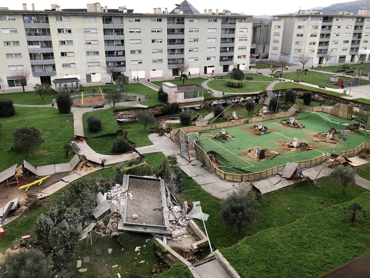 Así ha quedado el parque infantil que se encuentra sobre el parking tras el derrumbe.