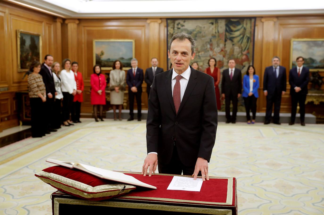 El ministro de Ciencia e Innovación, Pedro Duque, promete su cargo ante el rey Felipe VI.