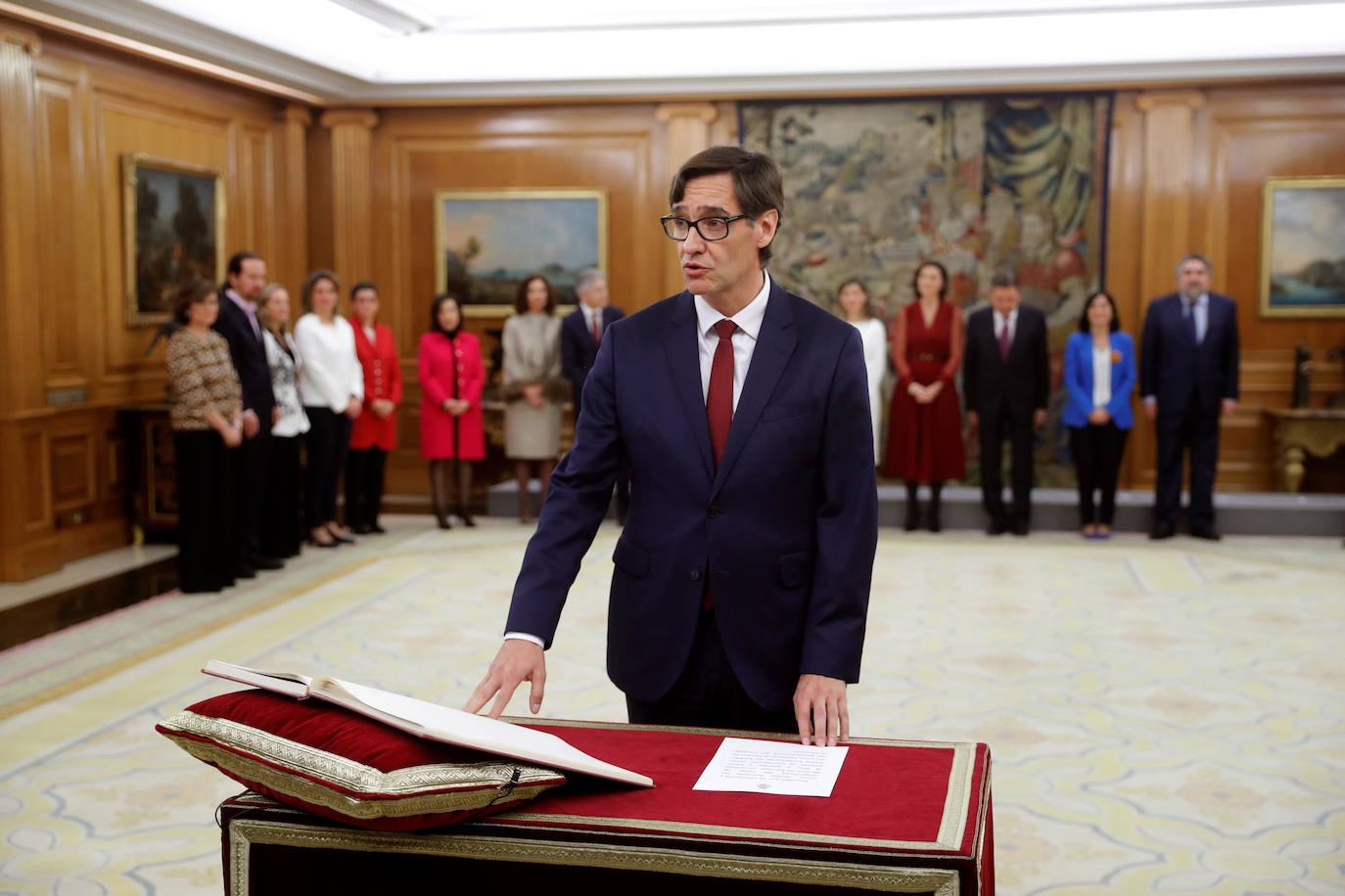 El nuevo ministro de Sanidad, Salvador Illa, promete su cargo ante el rey Felipe VI.