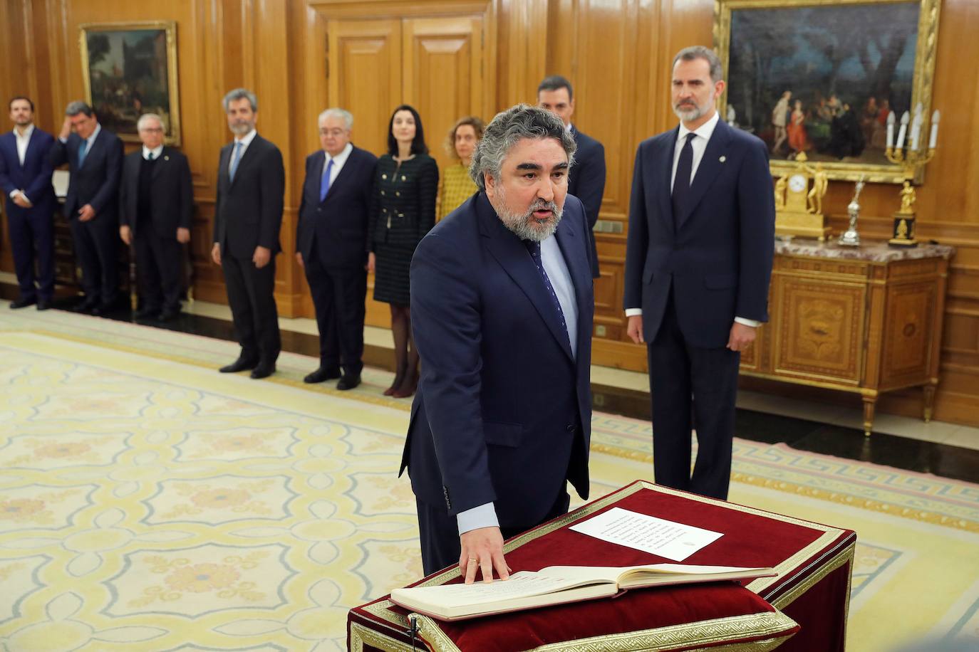 El nuevo ministro de Cultura y Deporte, José Manuel Rodríguez Uribes, promete su cargo ante el rey Felipe VI.