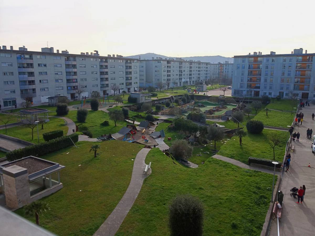 Fotos: Un parque infantil y deportvo se hunde sobre un &#039;parking&#039; en Santander