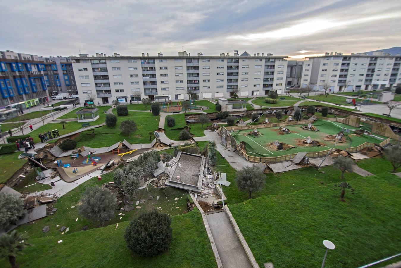 Fotos: Un parque infantil y deportvo se hunde sobre un &#039;parking&#039; en Santander