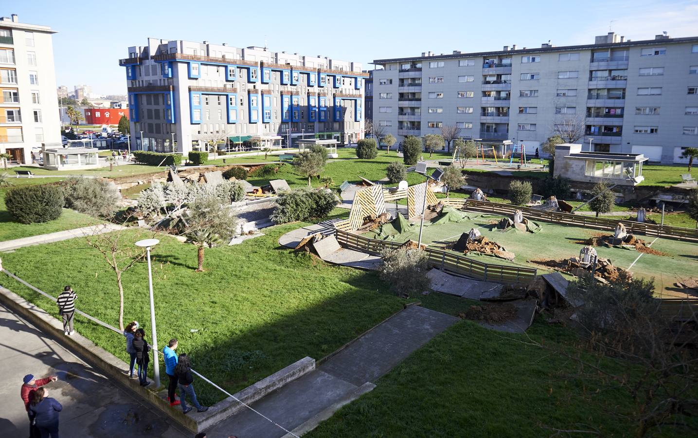 Fotos: Un parque infantil y deportvo se hunde sobre un &#039;parking&#039; en Santander