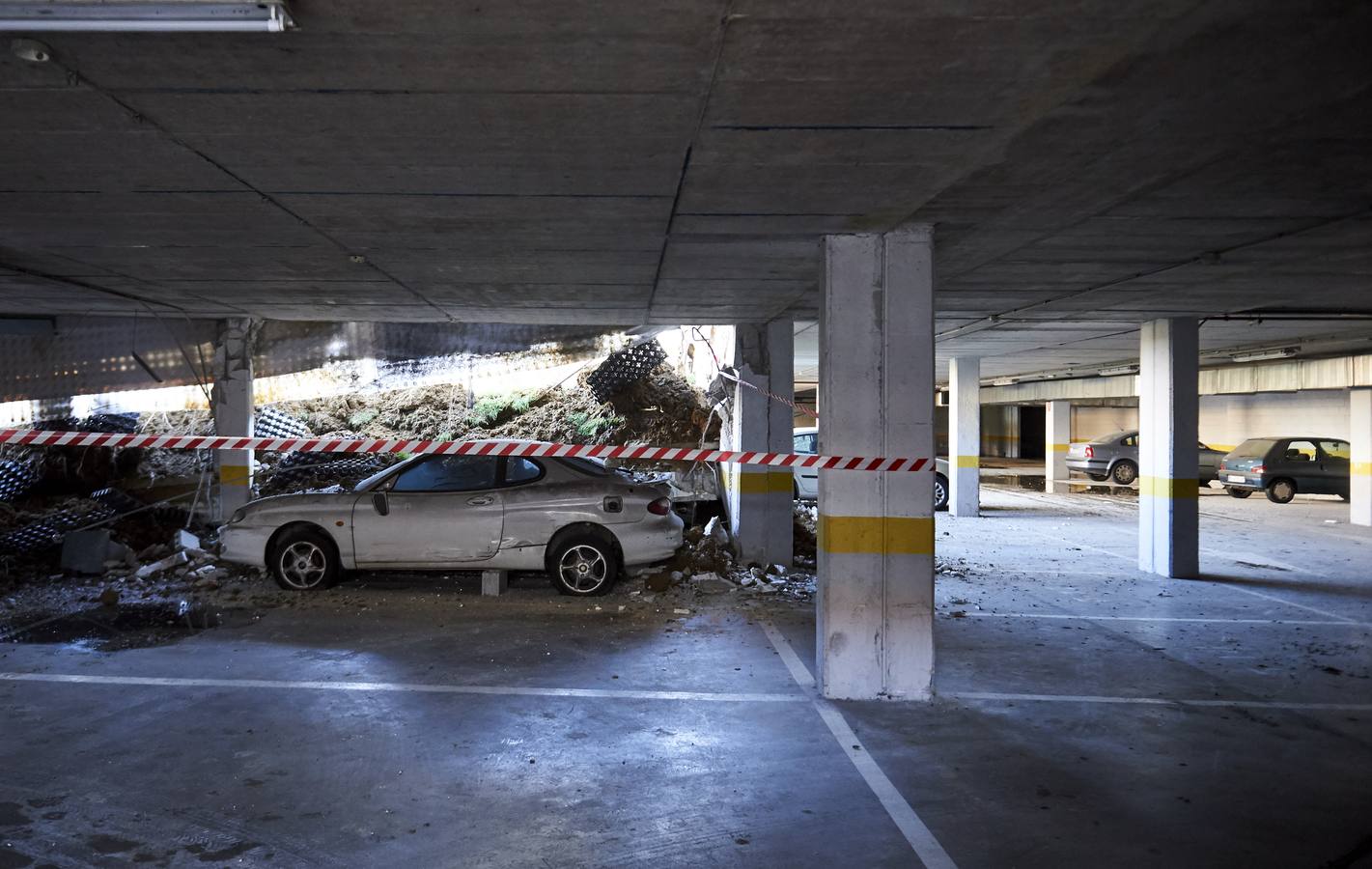 Fotos: Un parque infantil y deportvo se hunde sobre un &#039;parking&#039; en Santander