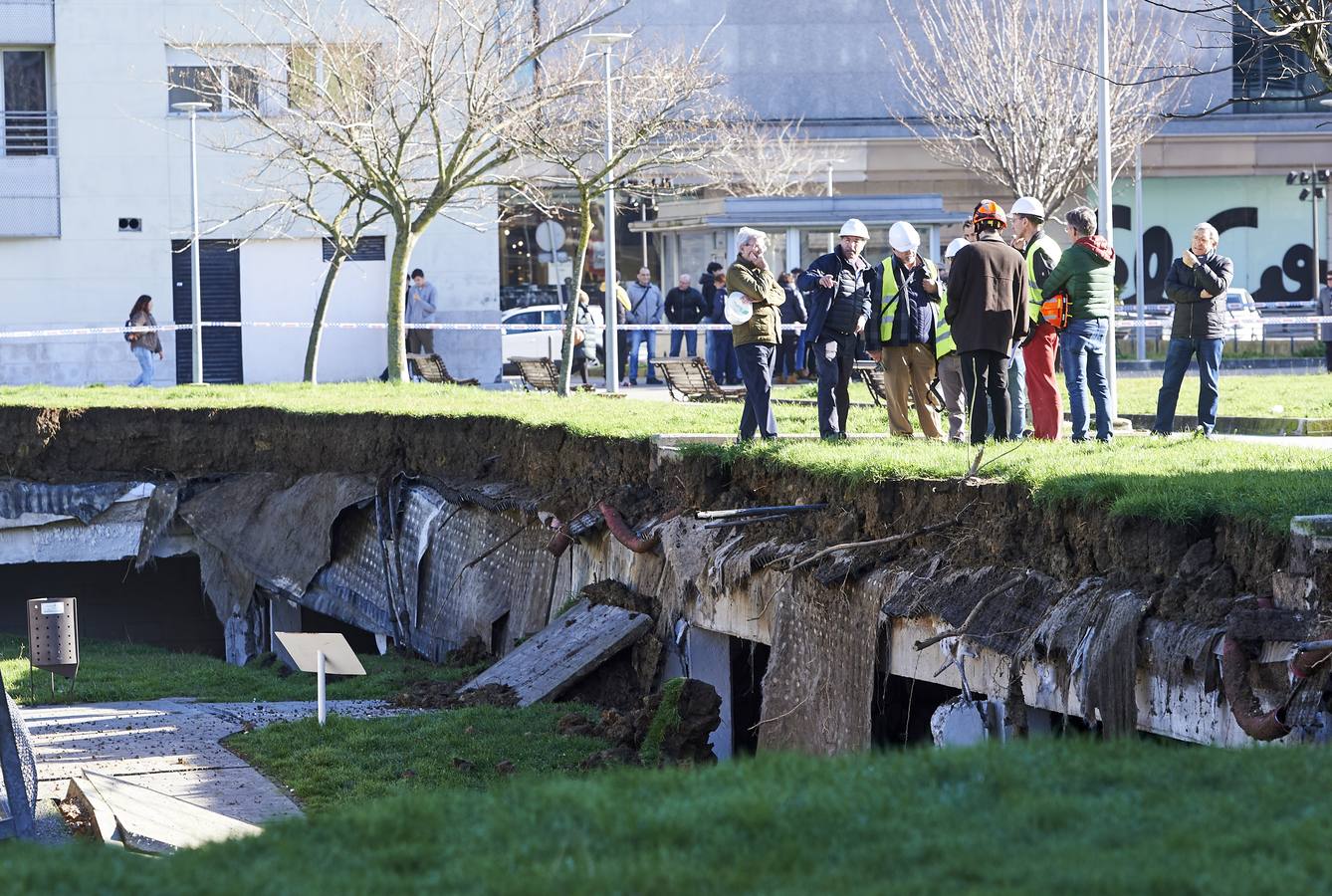 Fotos: Un parque infantil y deportvo se hunde sobre un &#039;parking&#039; en Santander