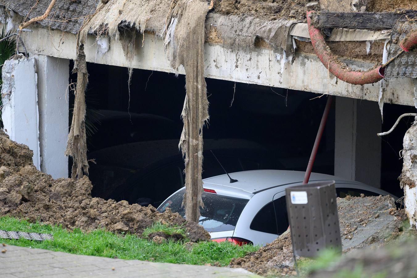 Fotos: Un parque infantil y deportvo se hunde sobre un &#039;parking&#039; en Santander