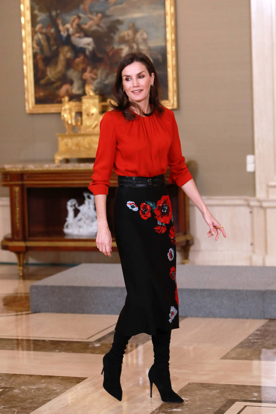 La Reina ha tenido el primer acto de su agenda oficial de esta semana, durante la mañana de este martes, recibiendo audiencias en el Palacio de la Zarzuela. Doña Letizia primero se ha reunido con FEDICINE, la Federación de Distribuidores Cinematográficos y, acto seguido, con la Fundación Mujeres. Para los actos ha optado por el mismo look recuperando antiguas piezas de su armario: una blusa roja de Hugo Boss, falda negra midi de flores estampadas de Carolina Herra combinandola con calzado alto de Magrit.