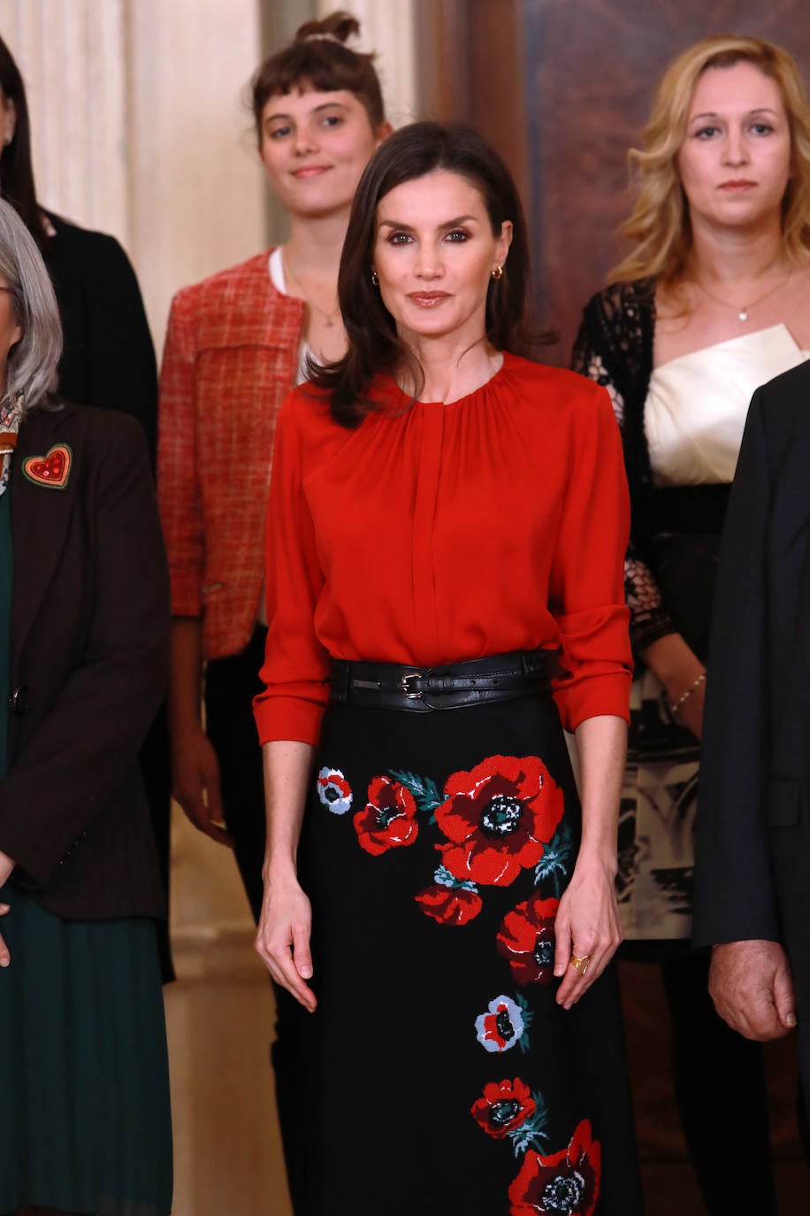 La Reina ha tenido el primer acto de su agenda oficial de esta semana, durante la mañana de este martes, recibiendo audiencias en el Palacio de la Zarzuela. Doña Letizia primero se ha reunido con FEDICINE, la Federación de Distribuidores Cinematográficos y, acto seguido, con la Fundación Mujeres. Para los actos ha optado por el mismo look recuperando antiguas piezas de su armario: una blusa roja de Hugo Boss, falda negra midi de flores estampadas de Carolina Herra combinandola con calzado alto de Magrit.