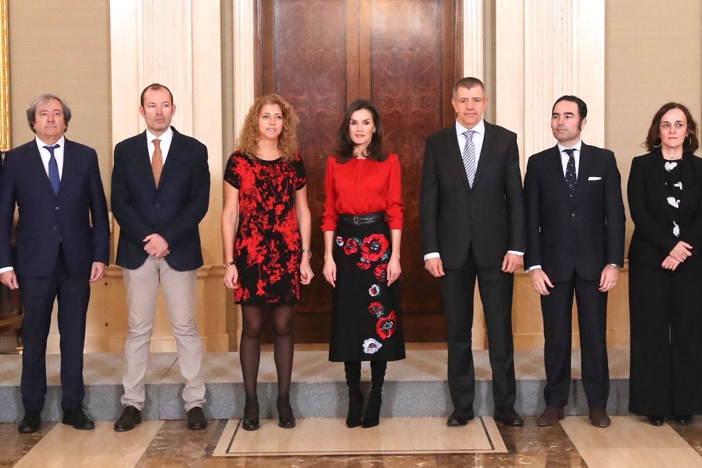 La Reina ha tenido el primer acto de su agenda oficial de esta semana, durante la mañana de este martes, recibiendo audiencias en el Palacio de la Zarzuela. Doña Letizia primero se ha reunido con FEDICINE, la Federación de Distribuidores Cinematográficos y, acto seguido, con la Fundación Mujeres. Para los actos ha optado por el mismo look recuperando antiguas piezas de su armario: una blusa roja de Hugo Boss, falda negra midi de flores estampadas de Carolina Herra combinandola con calzado alto de Magrit.