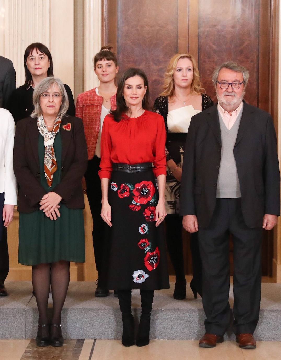 La Reina ha tenido el primer acto de su agenda oficial de esta semana, durante la mañana de este martes, recibiendo audiencias en el Palacio de la Zarzuela. Doña Letizia primero se ha reunido con FEDICINE, la Federación de Distribuidores Cinematográficos y, acto seguido, con la Fundación Mujeres. Para los actos ha optado por el mismo look recuperando antiguas piezas de su armario: una blusa roja de Hugo Boss, falda negra midi de flores estampadas de Carolina Herra combinandola con calzado alto de Magrit.