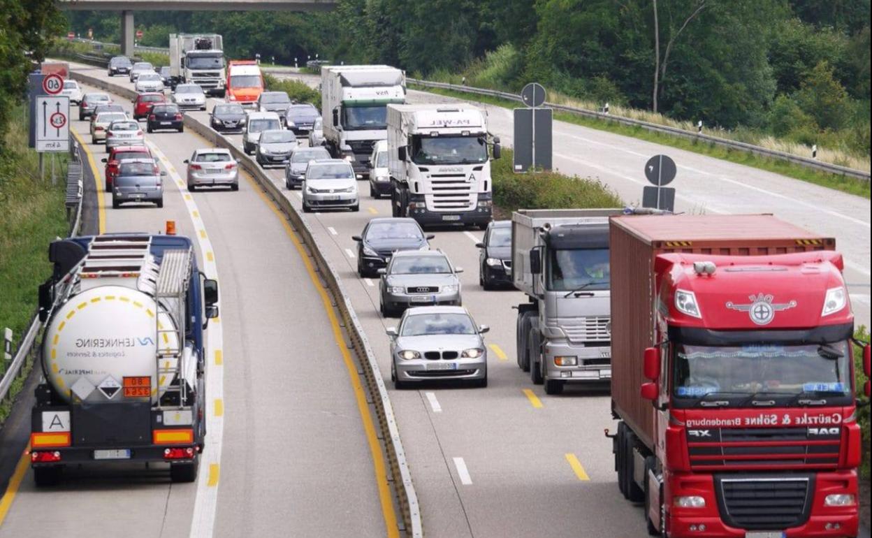 Vehículos en una carretera.