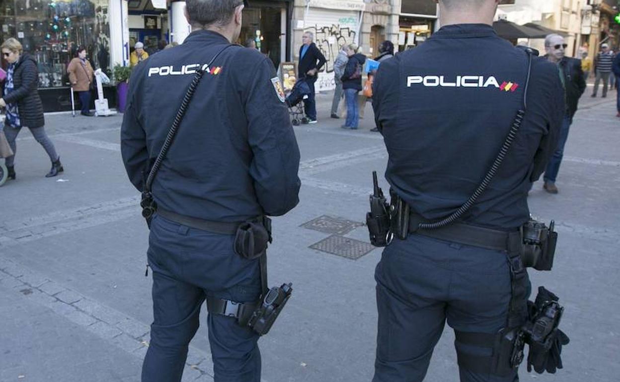 Agentes de la Policía Nacional en Valencia. 