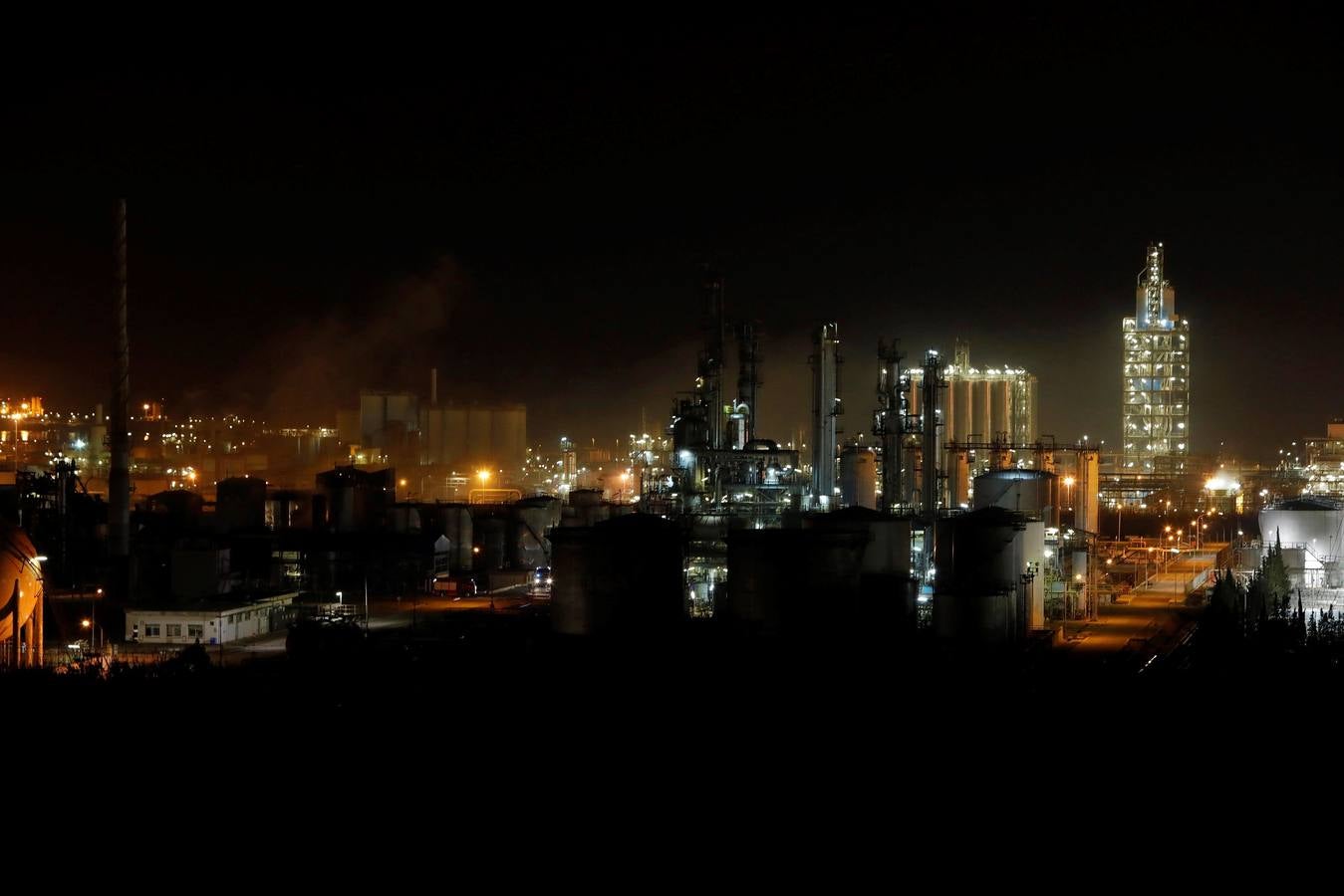 Dos personas han muerto y al menos otras seis han resultado heridas de gravedad en la explosión registrada en una planta petroquímica de La Canonja (Tarragona) y su posterior incendio.