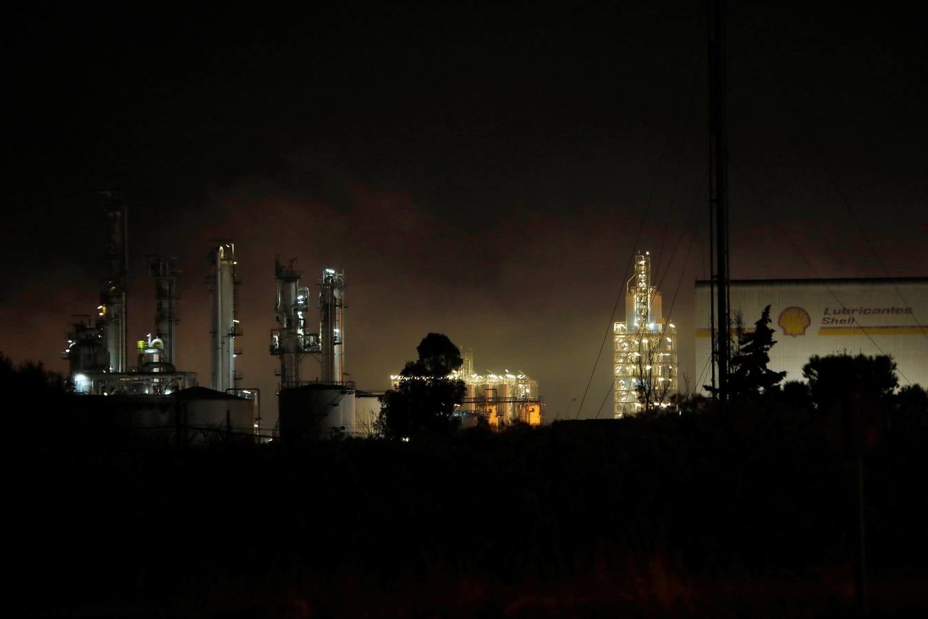 Dos personas han muerto y al menos otras seis han resultado heridas de gravedad en la explosión registrada en una planta petroquímica de La Canonja (Tarragona) y su posterior incendio.