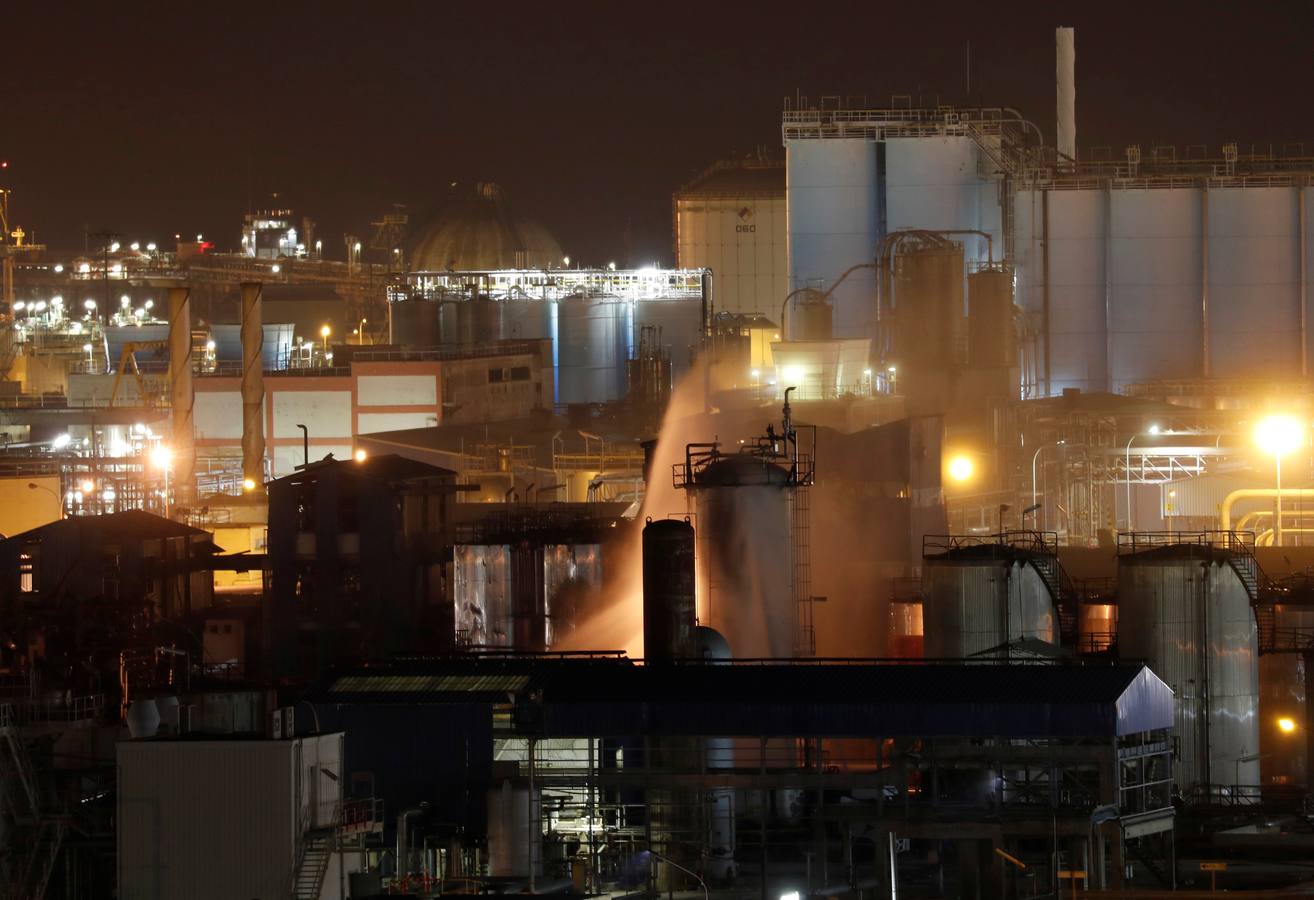 Dos personas han muerto y al menos otras seis han resultado heridas de gravedad en la explosión registrada en una planta petroquímica de La Canonja (Tarragona) y su posterior incendio.