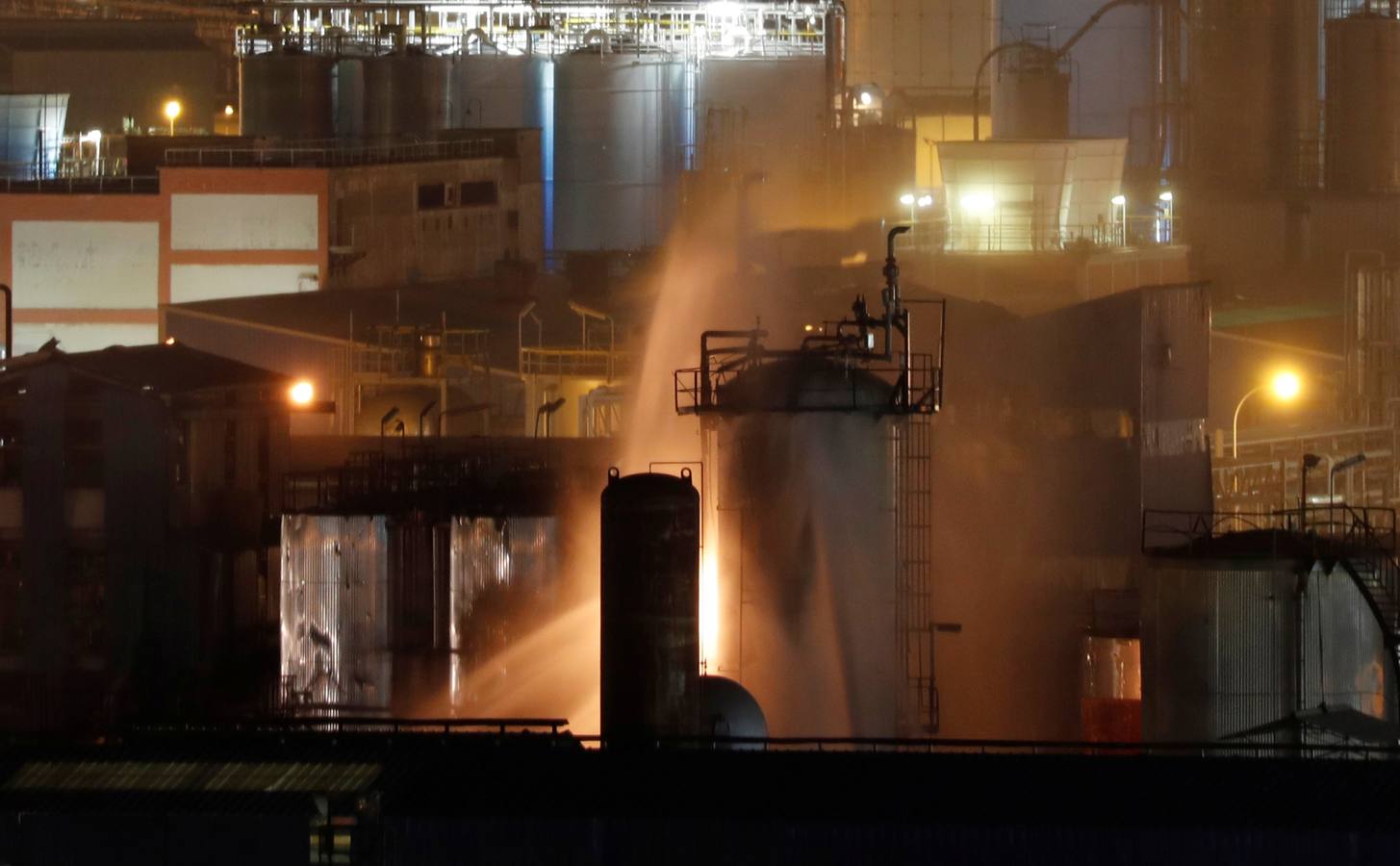 Dos personas han muerto y al menos otras seis han resultado heridas de gravedad en la explosión registrada en una planta petroquímica de La Canonja (Tarragona) y su posterior incendio.