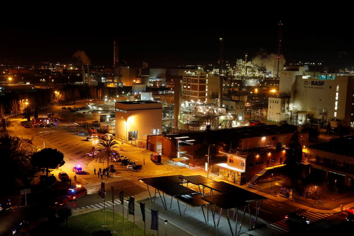 Dos personas han muerto y al menos otras seis han resultado heridas de gravedad en la explosión registrada en una planta petroquímica de La Canonja (Tarragona) y su posterior incendio.