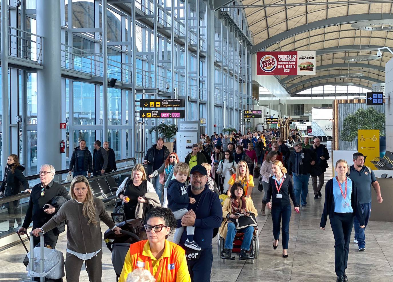 Un incendio ha obligado a desalojar el aeropuerto de Alicante-Elche.