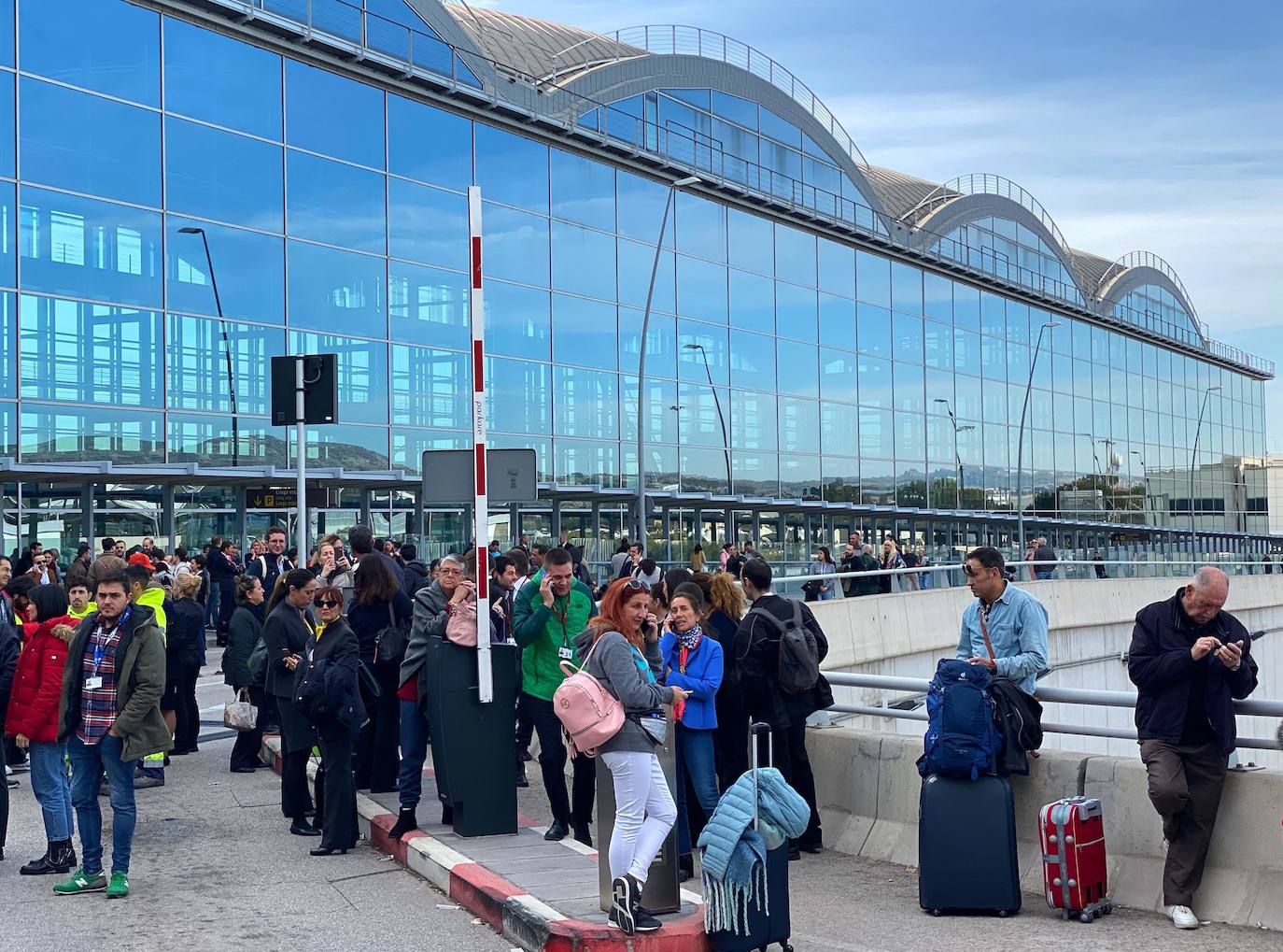 Un incendio ha obligado a desalojar el aeropuerto de Alicante-Elche.