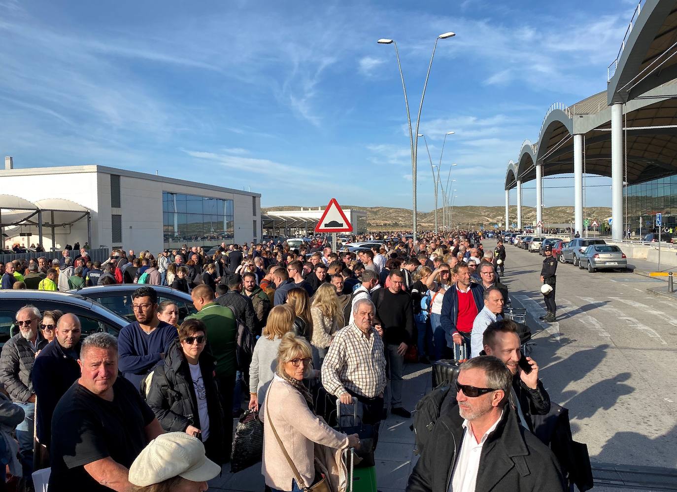 Un incendio ha obligado a desalojar el aeropuerto de Alicante-Elche.