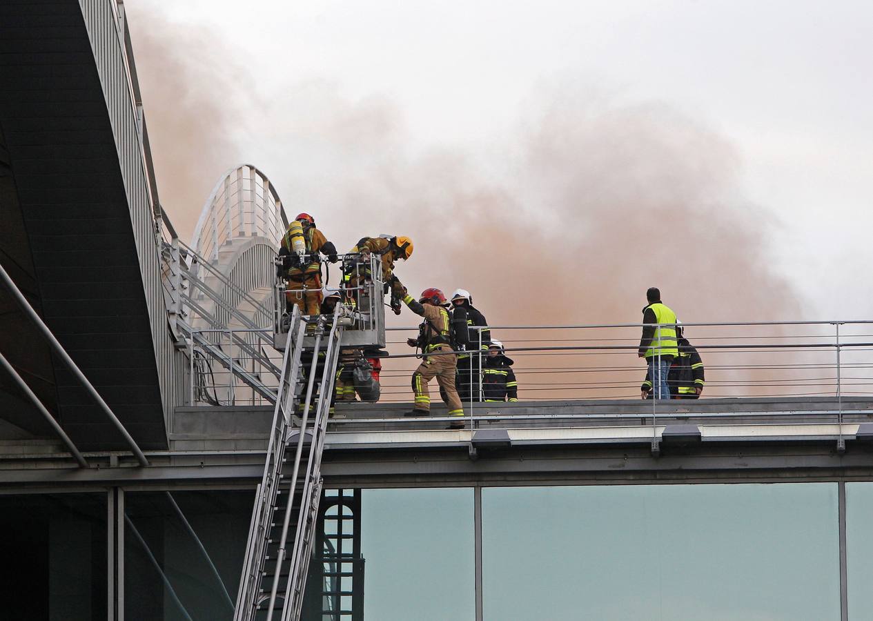 Un incendio ha obligado a desalojar el aeropuerto de Alicante-Elche.