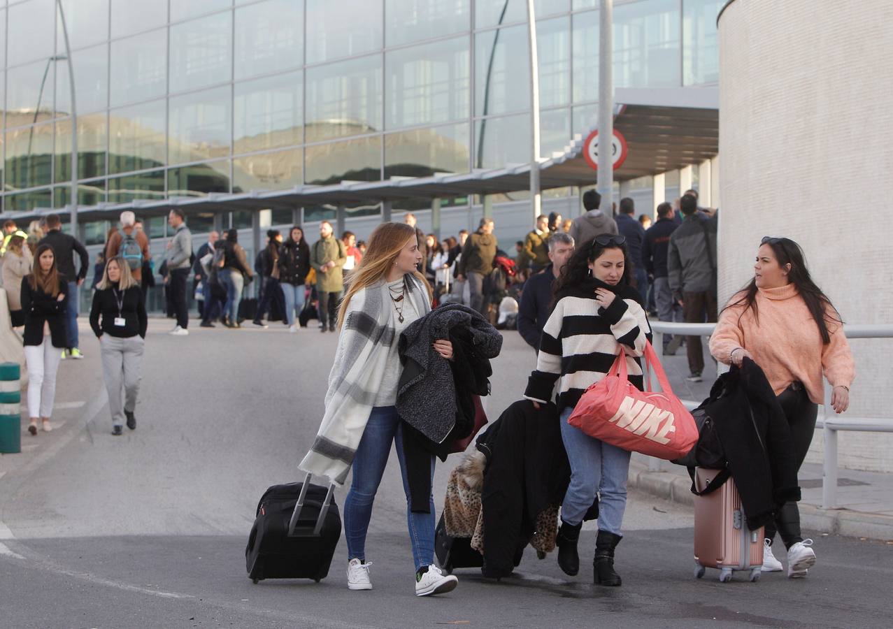 Un incendio ha obligado a desalojar el aeropuerto de Alicante-Elche.