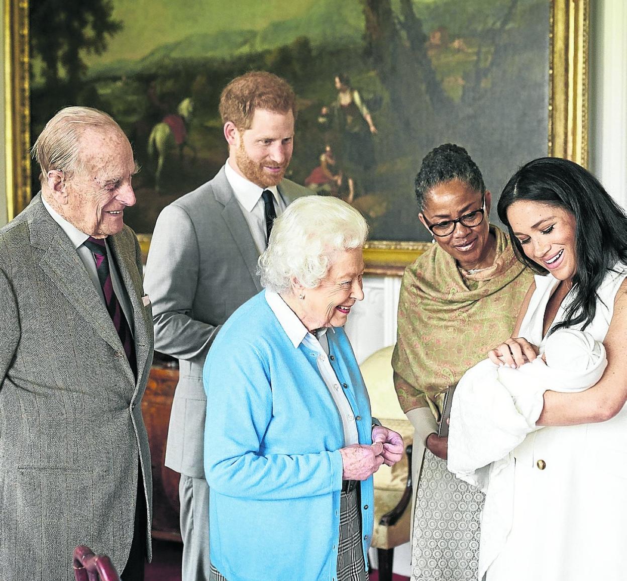 Isabel II y su marido, el pasado mayo, conocen al hijo de Harry y Meghan, que posa junto a su madre. 