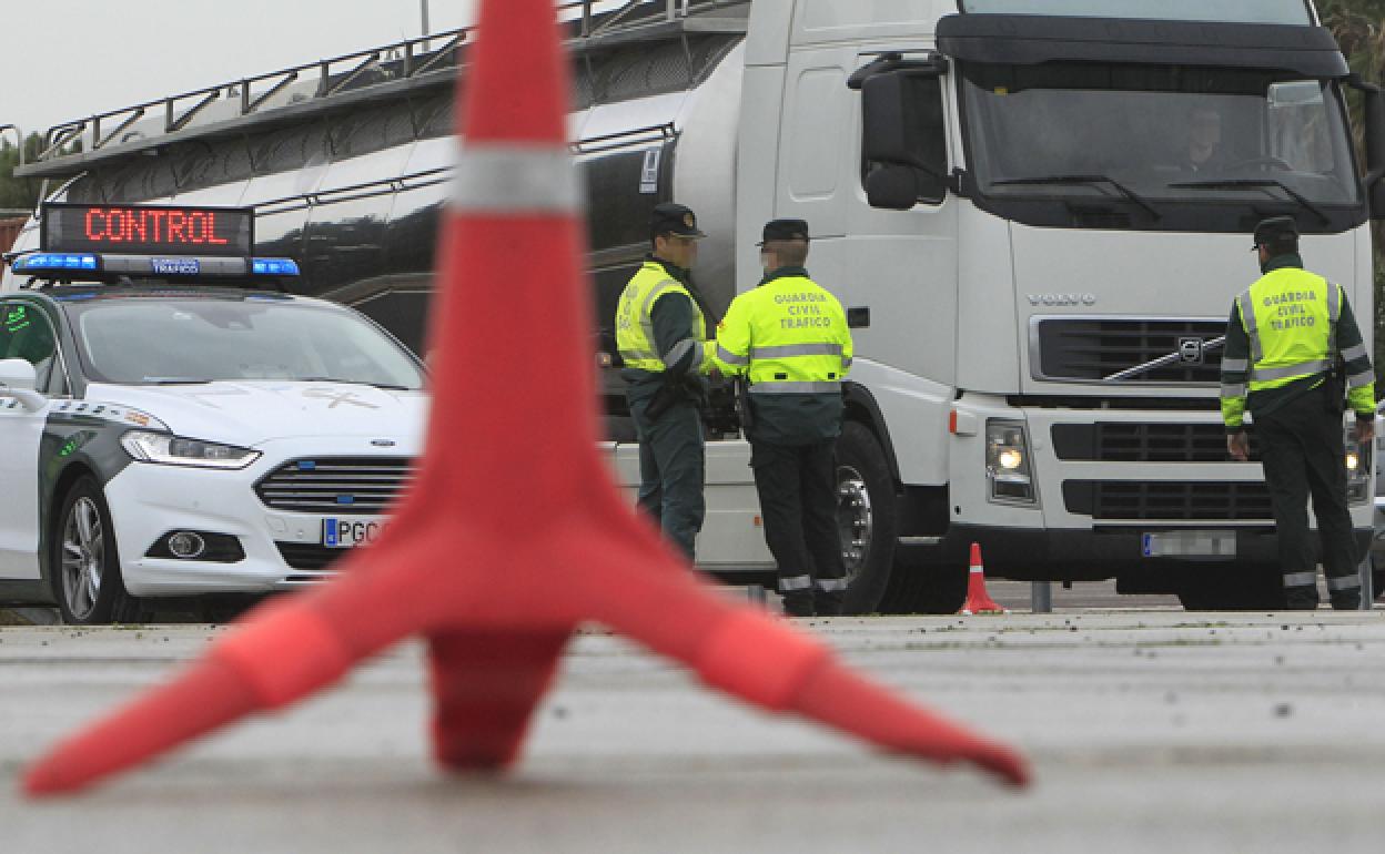 Control de la Guardia Civil de Tráfico en una carretera valenciana.