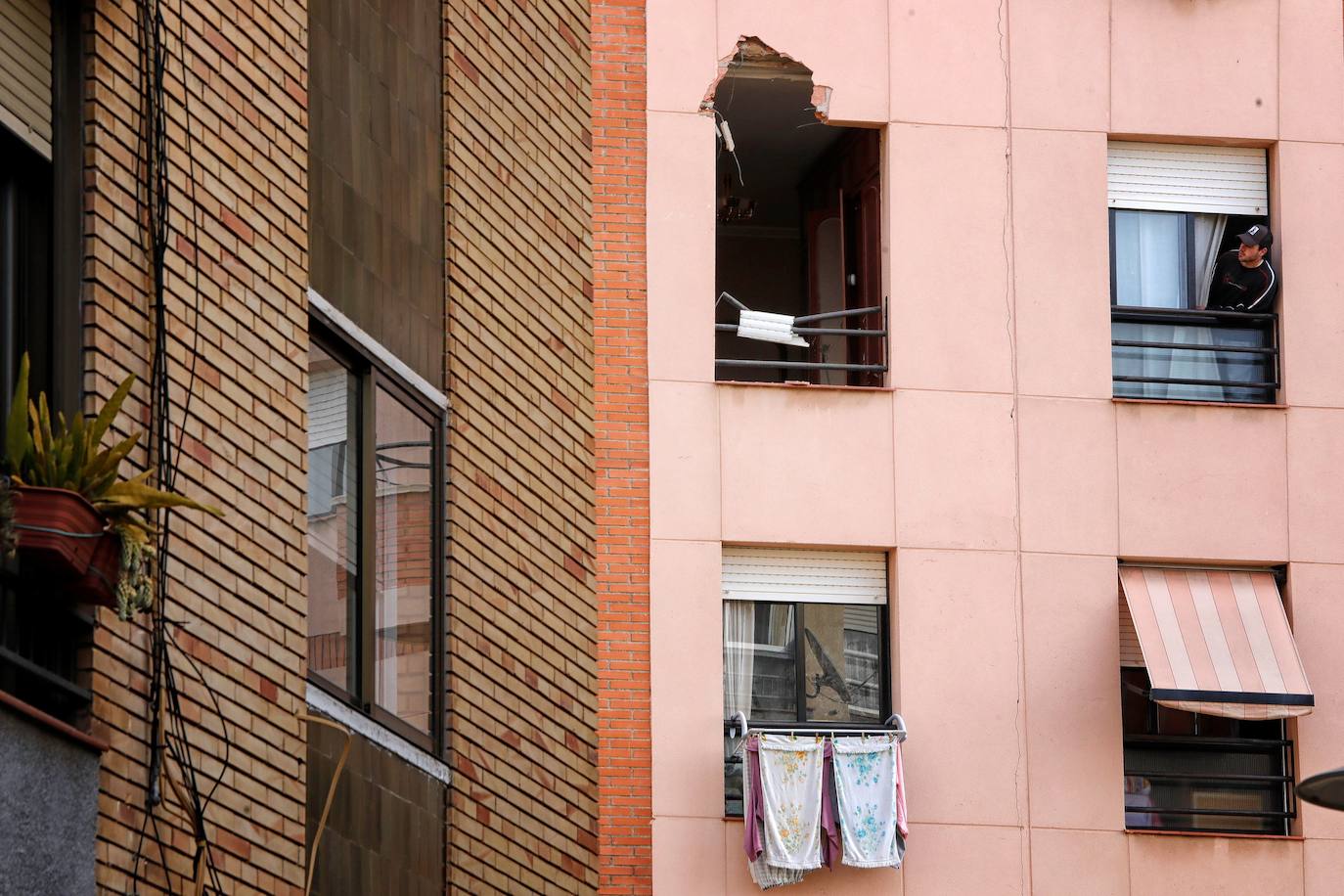 Vista de la ventana (arriba a la izquierda) por dónde entró el trozo de metal procedente de la explosión en la Petroquímica, causando la muerte de un vecino de este edificio situado en el barrio de Torreforta, Tarragona, a unos dos kilómetros del lugar de la explosión.