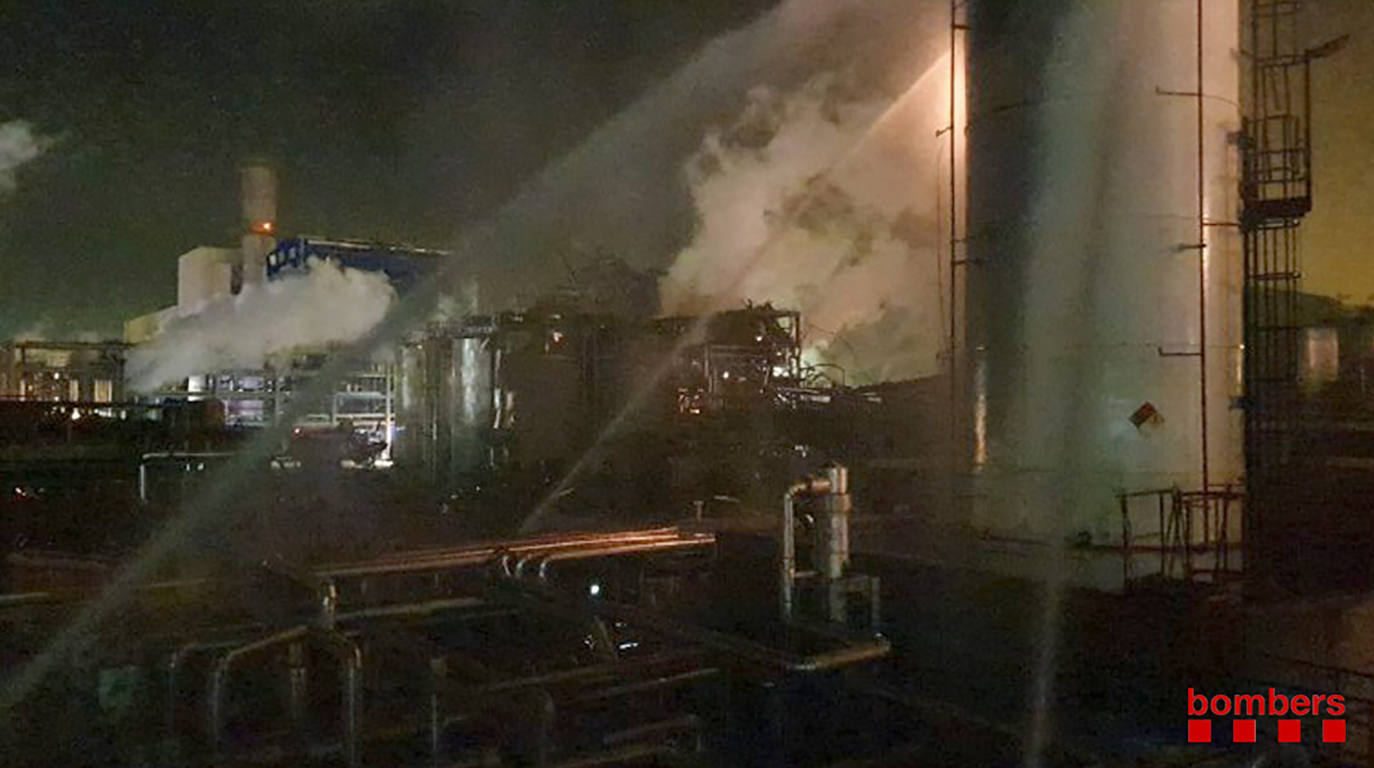 Dos personas han muerto y al menos otras seis han resultado heridas de gravedad en la explosión registrada en una planta petroquímica de La Canonja (Tarragona) y su posterior incendio.