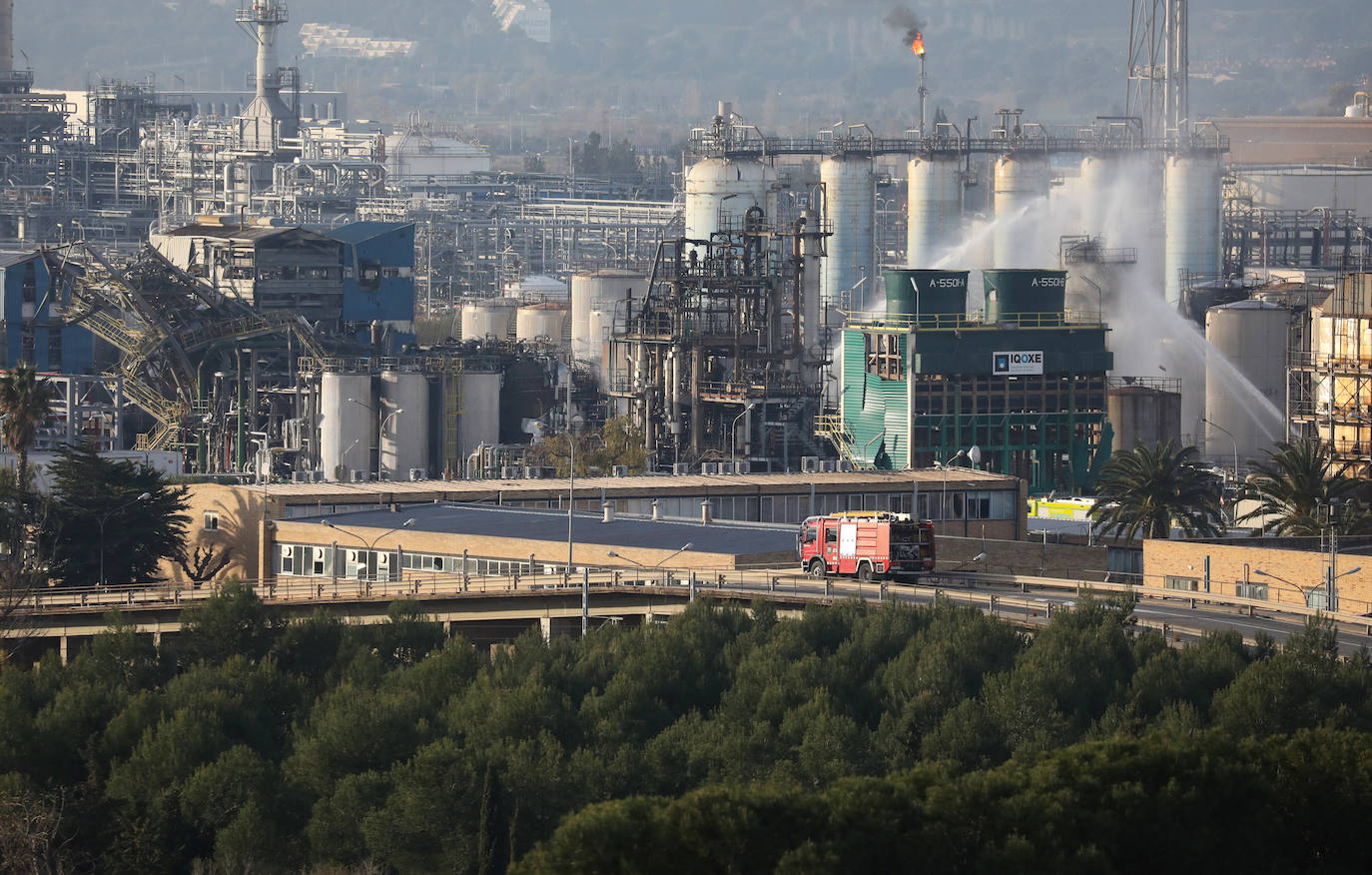 Dos personas han muerto y al menos otras seis han resultado heridas de gravedad en la explosión registrada en una planta petroquímica de La Canonja (Tarragona) y su posterior incendio.