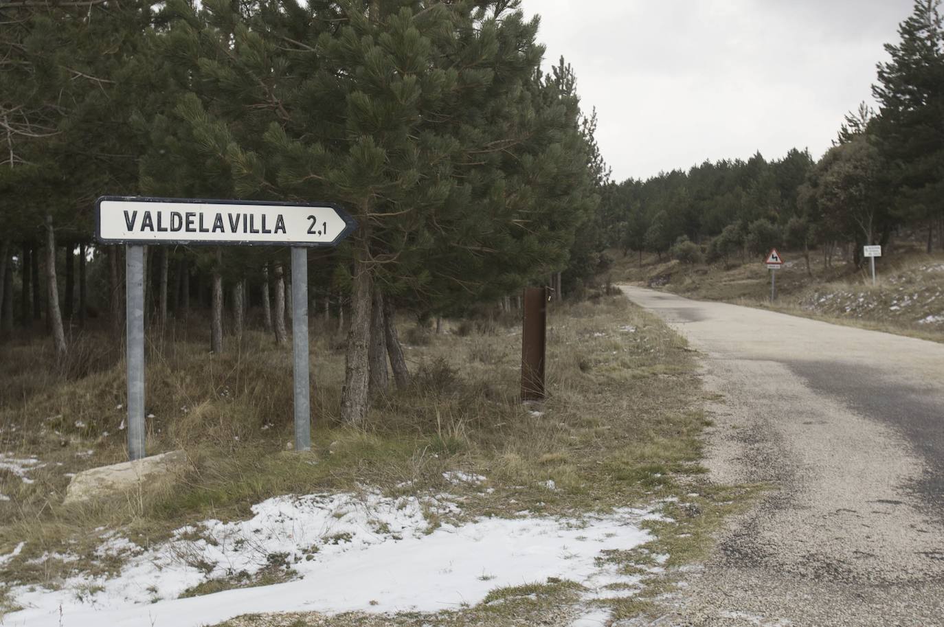 Telecinco estrena la serie 'El Pueblo', el proyecto que viene a suceder en la programación de Mediaset a la destacada 'La que se avecina'. La serie cuenta las andanzas de un grupo muy diverso de gente en su llegada a una aldea. Nada es lo que parece en Peñafría, nombre que recibe el núcleo urbano al que llegan los protagonistas. La aldea existe de verdad pero su nombre es Valdelavilla y ya fue foco de atención hace 20 años cuando fue rehabilitada para unos populares cursos de idiomas.Valdelavilla recupera, aunque sólo sea en televisión, la vida que tuvo hace varias décadas.