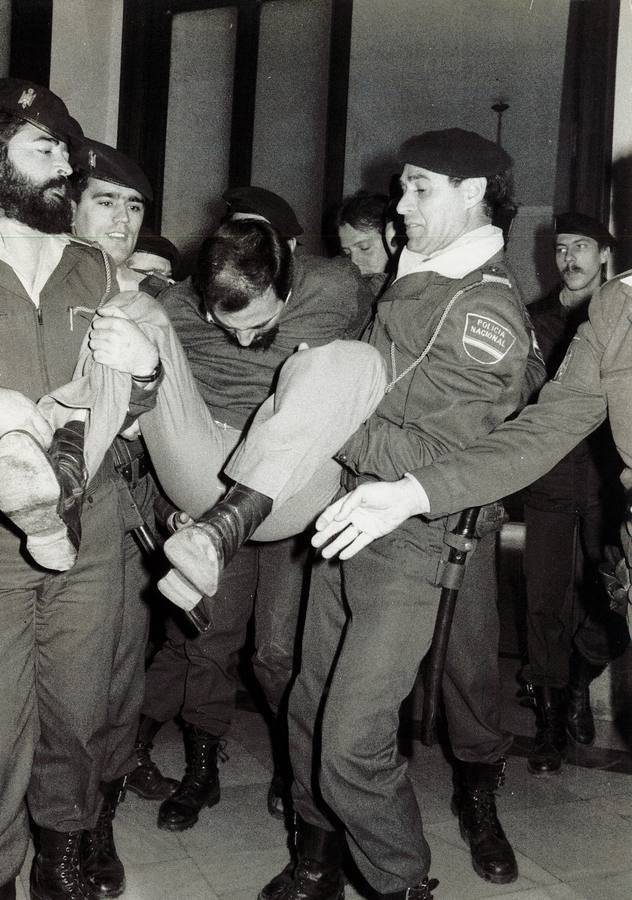 Se cumplen 36 años del asesinato de tres guardias civiles en la carretera entre Godella y Bétera. El tiroteo se produjo en un control montado por los agentes del puesto de Moncada, cerca de la demarcación de sus compañeros del cuartel de Bétera.