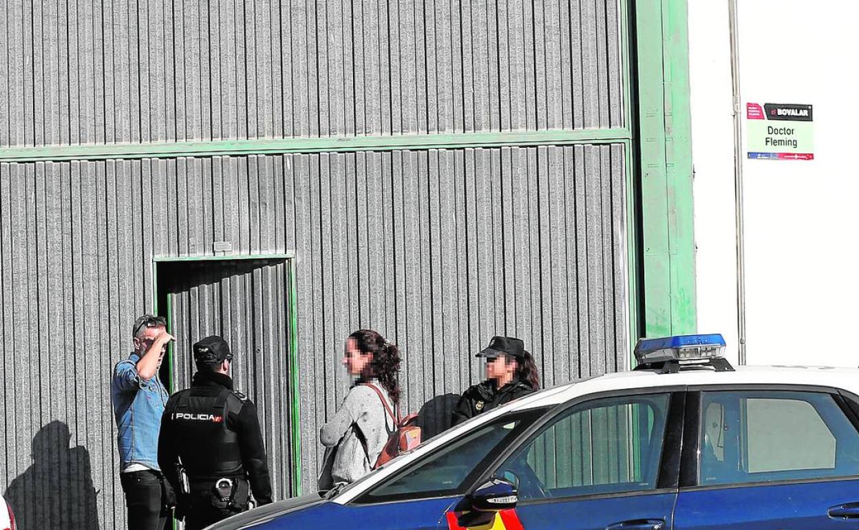 La nave que registró la policía en la calle de San Martín de Alaquàs. 