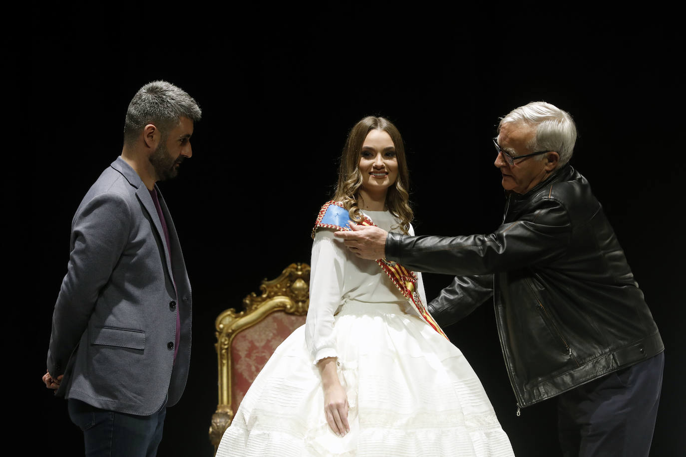 El Palacio de Congresos acogió este jueves el ensayo de las exaltaciones de las falleras mayores de Valencia, Consuelo Llobell y Carla García, que se celebrará los próximos 25 y 26. Acudieron el alcalde Ribó y el concejal de Cultura Festiva, Pere Fuset, en un acto que tendrá un aforo menor al lugar habitual del evento, el Palau de la Música, que tiene la sala principal cerrada.