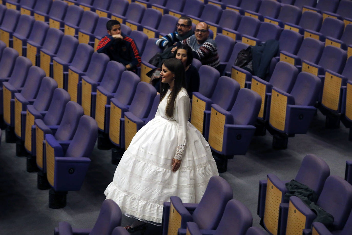 El Palacio de Congresos acogió este jueves el ensayo de las exaltaciones de las falleras mayores de Valencia, Consuelo Llobell y Carla García, que se celebrará los próximos 25 y 26. Acudieron el alcalde Ribó y el concejal de Cultura Festiva, Pere Fuset, en un acto que tendrá un aforo menor al lugar habitual del evento, el Palau de la Música, que tiene la sala principal cerrada.