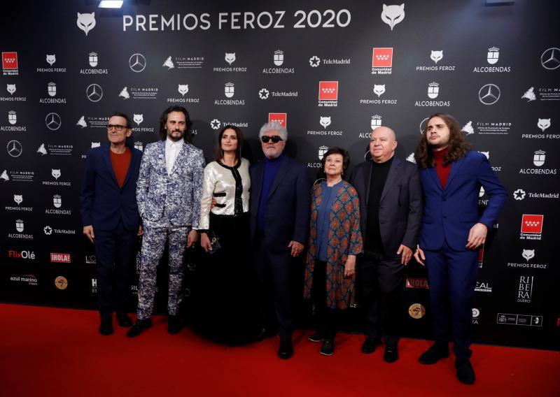 El director de 'Dolor y Gloria', Pedro Almodóvar (c), junto a la actriz Penélope Cruz (3i), al actor Asier Etxeandia (2i), a la actriz Julieta Serrano (3d) y al productor de cine Agustín Almodóvar.