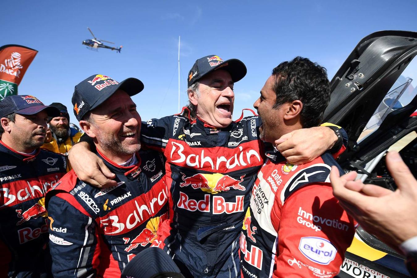 El piloto español Carlos Sainz se ha convertido en el vencedor del rally Dakar 2020 al imponerse al campeón vigente, el catarí Nasser al-Attiyah (Toyota), por 6 min y 21 segundos. El piloto, que lideró la carrera desde la tercera etapa, se proclama así ganador del rally más duro del mundo por tercera vez en su carrera tras los conseguidos en 2010 y 2018, y lo volvió a hacer como el piloto más longevo en conseguirlo, ahora con 57 años. 