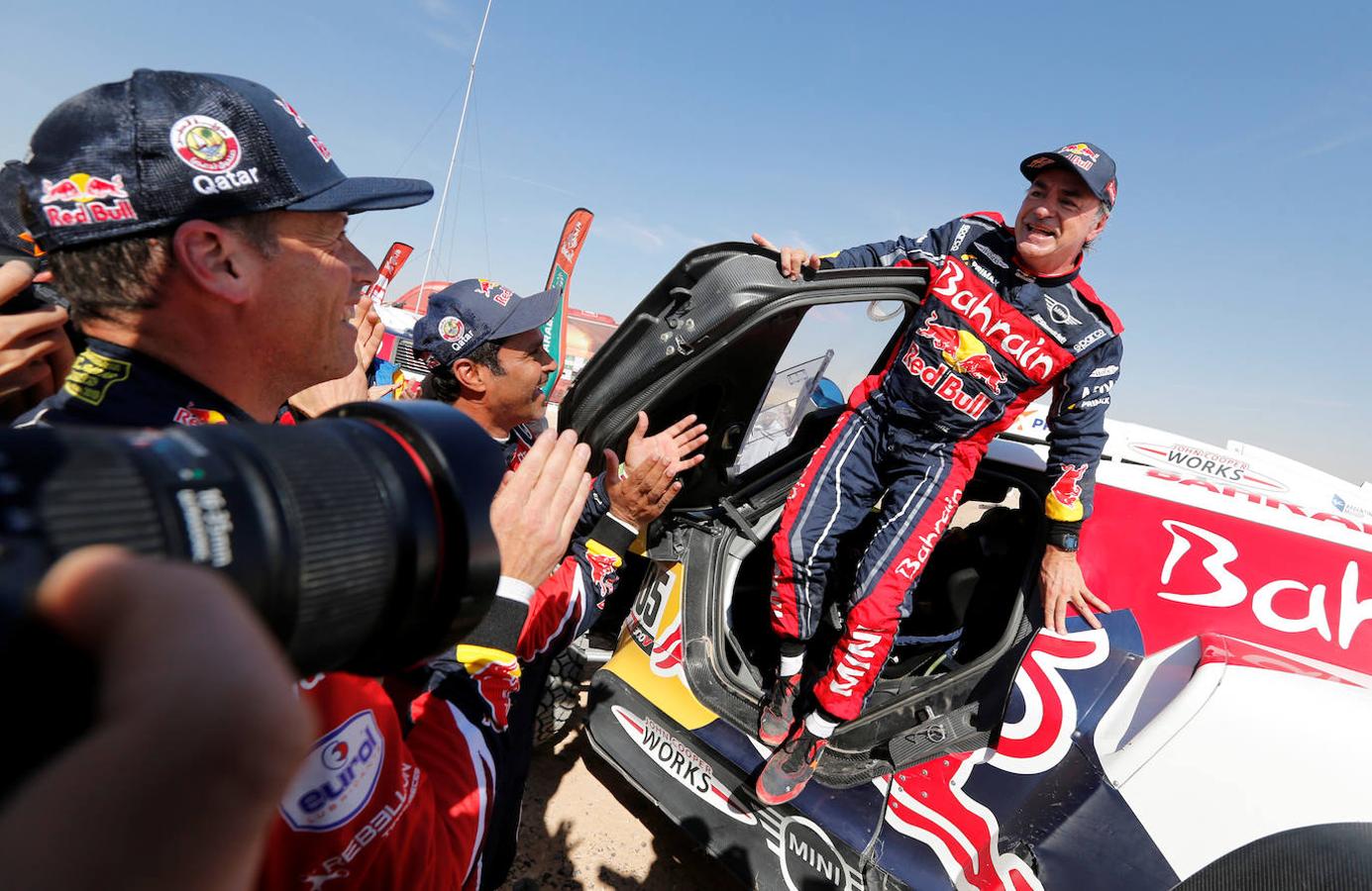 El piloto español Carlos Sainz se ha convertido en el vencedor del rally Dakar 2020 al imponerse al campeón vigente, el catarí Nasser al-Attiyah (Toyota), por 6 min y 21 segundos. El piloto, que lideró la carrera desde la tercera etapa, se proclama así ganador del rally más duro del mundo por tercera vez en su carrera tras los conseguidos en 2010 y 2018, y lo volvió a hacer como el piloto más longevo en conseguirlo, ahora con 57 años. 