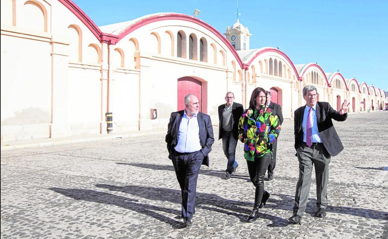 La alcaldesa de Gandia, Diana Morant, ayer en su visita a los tinglados junto a Aurelio Martínez y Francesc Sánchez, de la APV. 