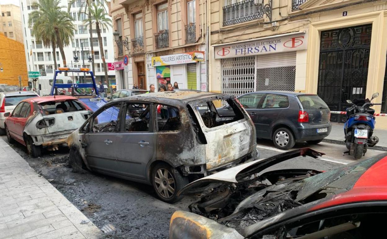 Uno de los coches calcinados y otros dos afectados por las llamas.